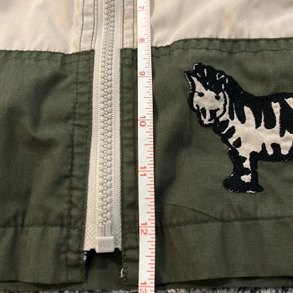 Izzis Sport buys wind breaker - Picture 7 of 8